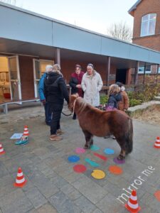 Read more about the article OGT Kinder freuen sich über den Besuch von Pony Oscar