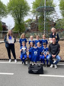 Read more about the article Grundschule Meldorf freut sich über neue Schultrikots